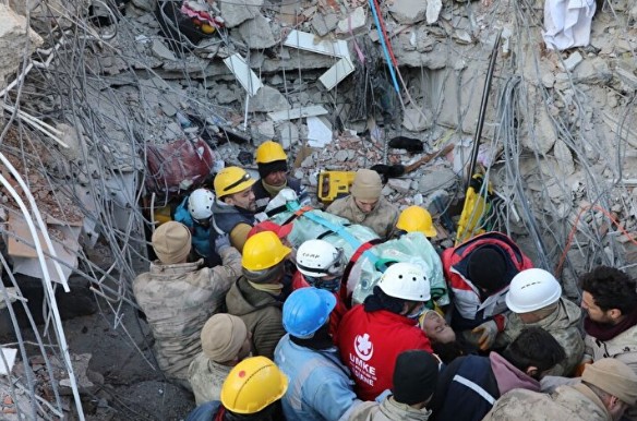 Asansör kabininde 84 saatlik bekleyiş: Dört kişilik aile kurtarıldı